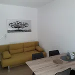 In With Terrace, Air Conditioning, Wi-fi *